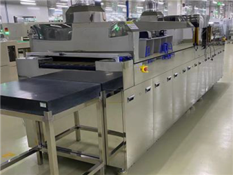 Horizontal leveling and straightening machine